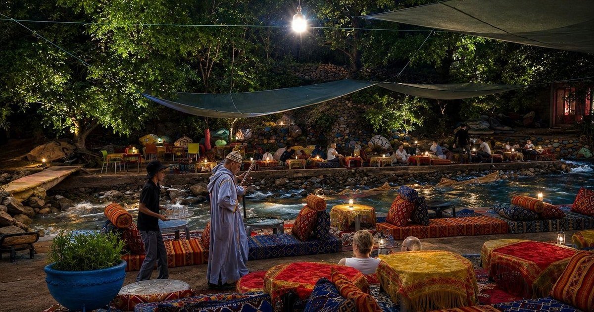 Dîner marocain au bord de l'eau au coucher du soleil, vallée de l'Ourika, Atlas