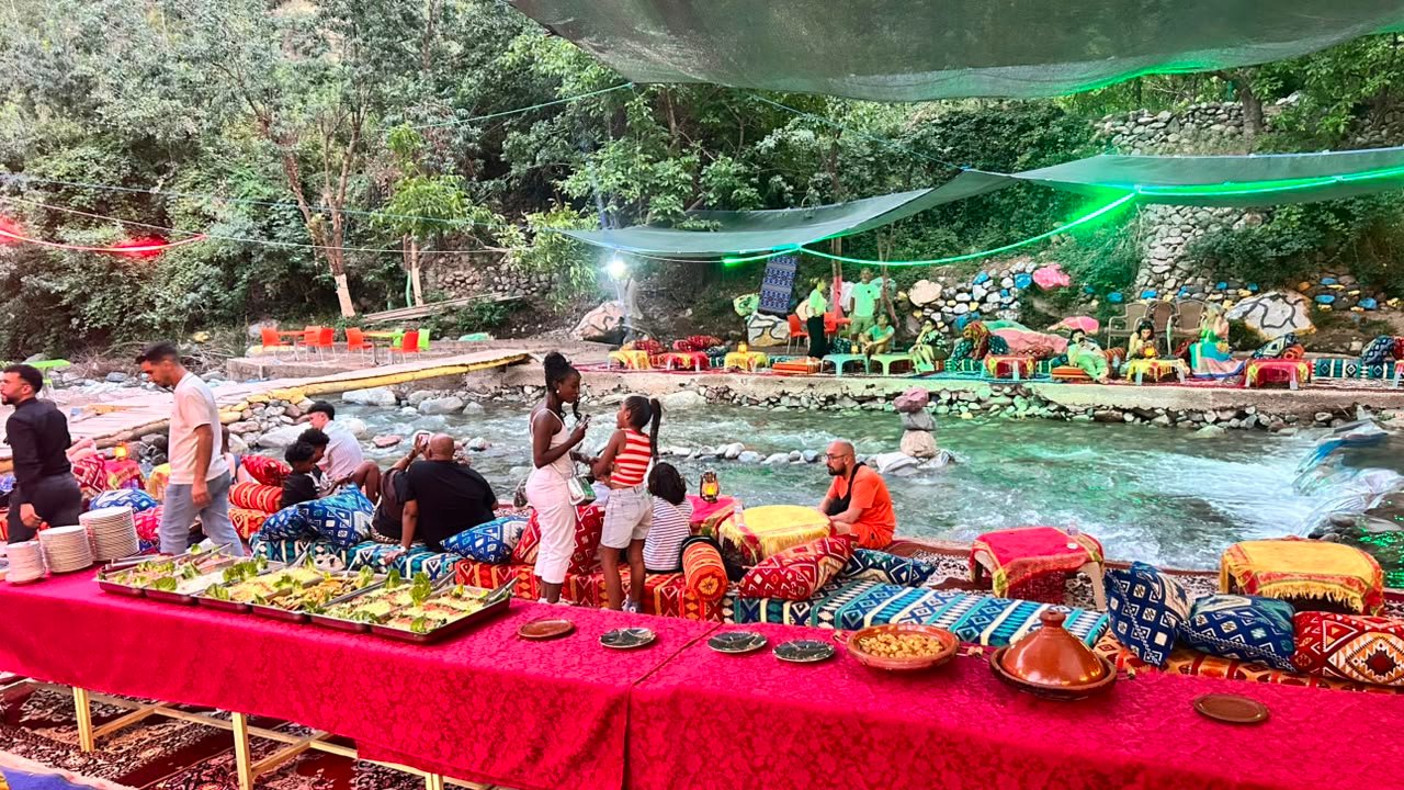 Voyageurs déjeunant au bord de la rivière à leur arrivée dans la vallée de l'Ourika